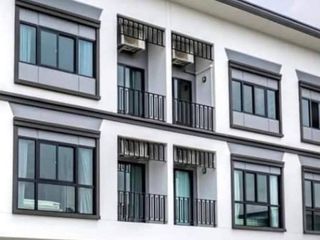 Casa adosada en alquiler de 3 habitaciones en Mueang Samut Prakan, Samut Prakan