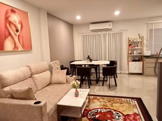 Casa adosada en alquiler de 3 habitaciones en Mueang Samut Prakan, Samut Prakan
