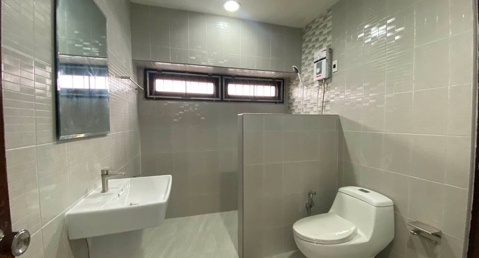 For rent and for sale 4 bedrooms house in Bangkok Yai, Bangkok