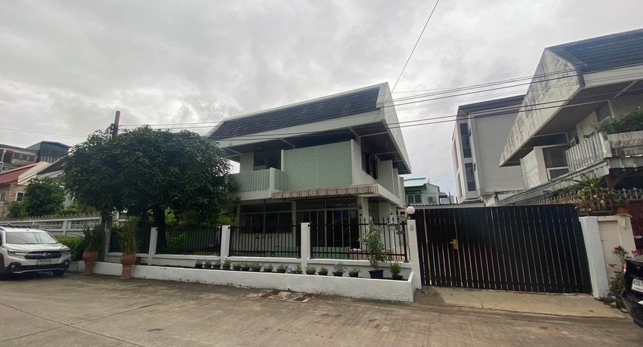 For rent and for sale 4 bedrooms house in Bangkok Yai, Bangkok