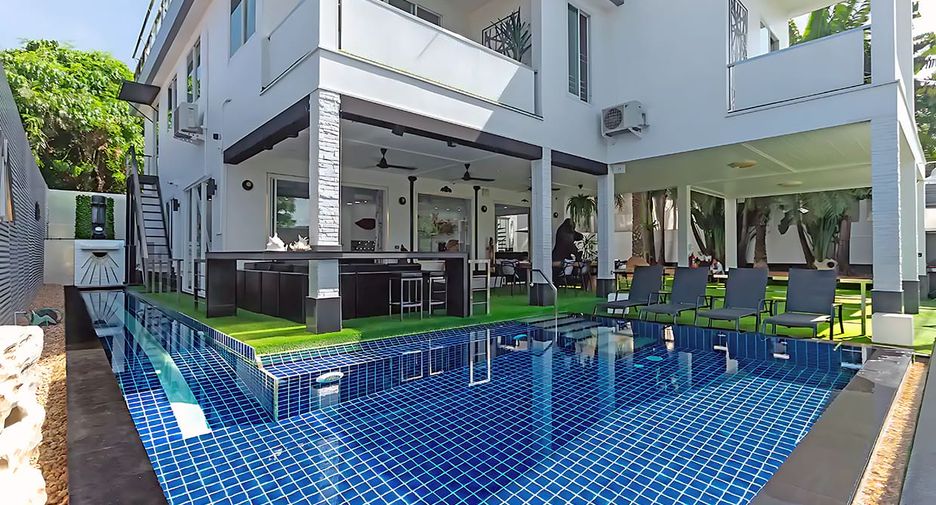 For sale 7 bed hotel in Mueang Phuket, Phuket