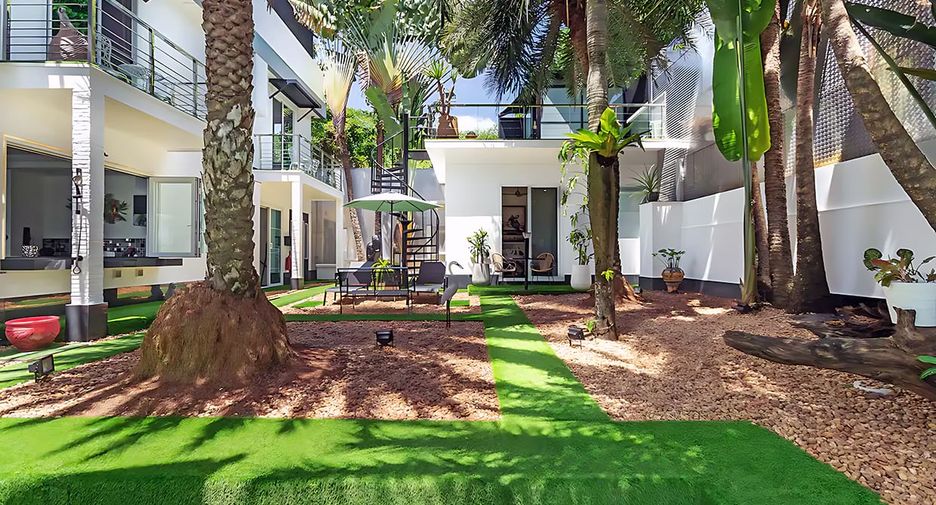For sale 7 bed hotel in Mueang Phuket, Phuket