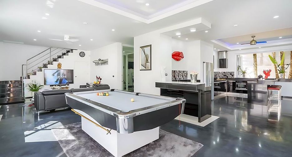For sale 7 bed hotel in Mueang Phuket, Phuket