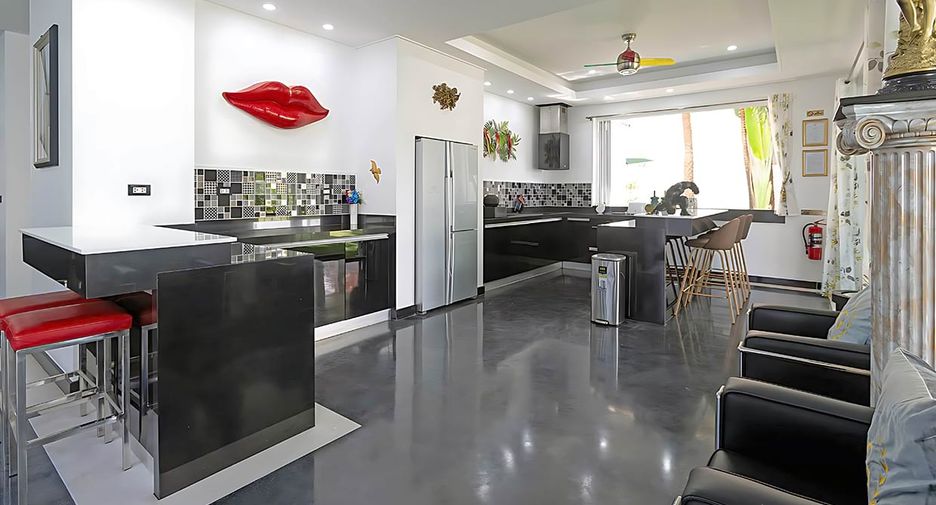 For sale 7 bed hotel in Mueang Phuket, Phuket