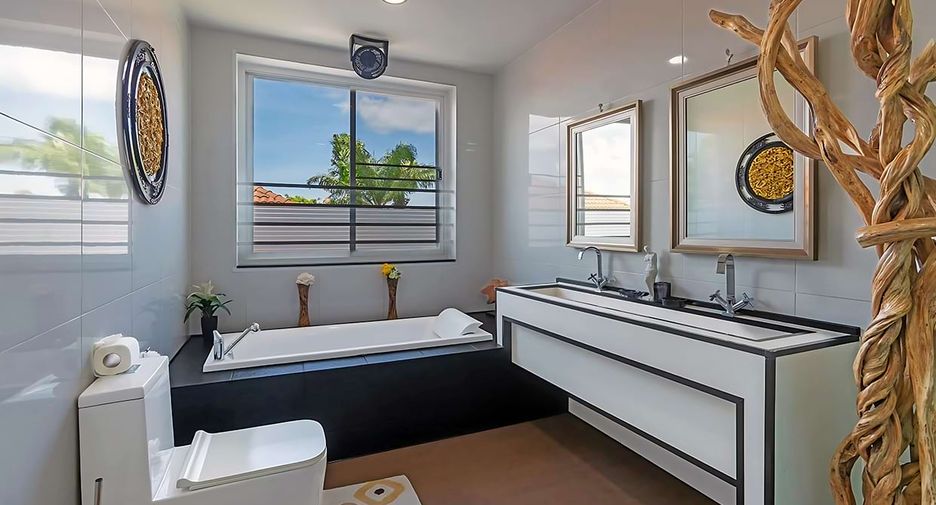 For sale 7 bed hotel in Mueang Phuket, Phuket