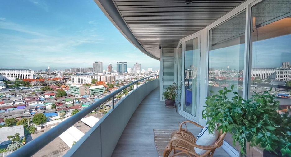 For rent 3 bedrooms condo in Bang Phlat, Bangkok