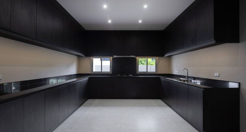 For sale 5 bedrooms villa in Bang Kapi, Bangkok