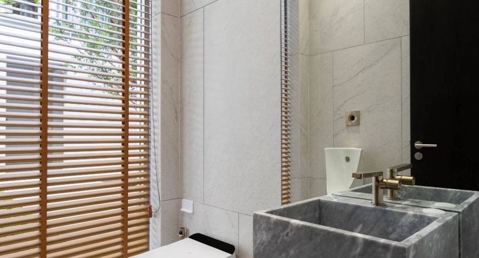 For sale 5 bedrooms villa in Bang Kapi, Bangkok