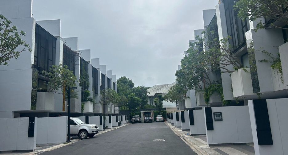 For sale 3 bedrooms townhouse in Suan Luang, Bangkok
