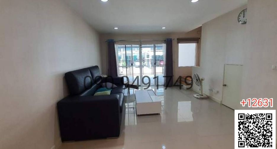 For rent 3 bedrooms townhouse in Lat Phrao, Bangkok