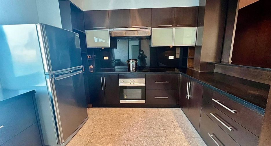For rent 4 bedrooms condo in Pathum Wan, Bangkok