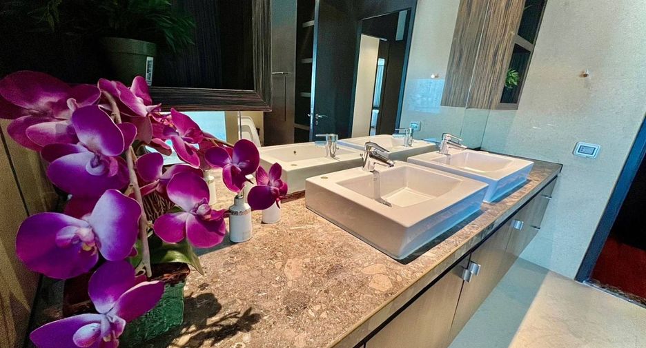 For rent 4 bedrooms condo in Pathum Wan, Bangkok