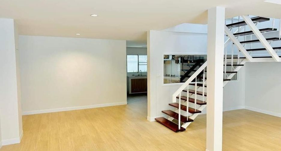 For rent 3 bedrooms townhouse in Watthana, Bangkok