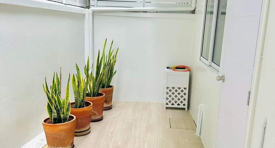 For rent 3 bedrooms townhouse in Watthana, Bangkok