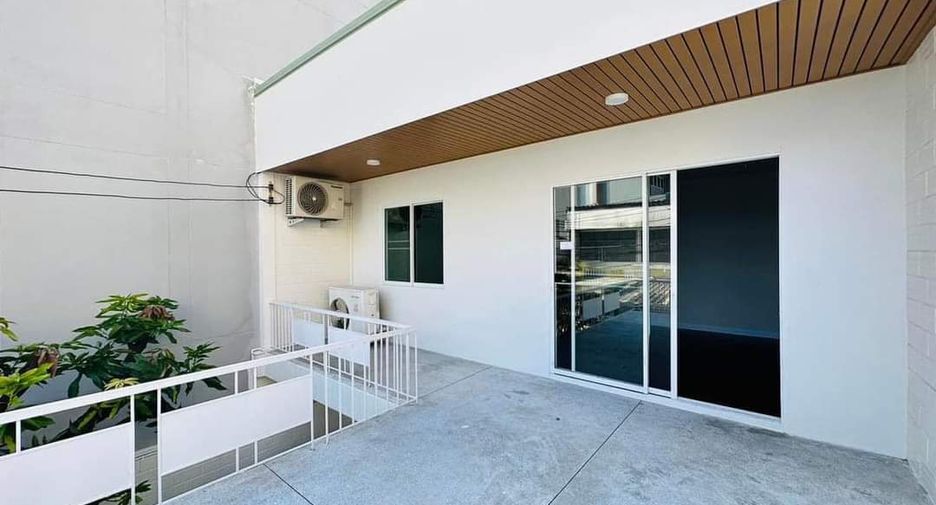 For rent 3 bedrooms townhouse in Watthana, Bangkok