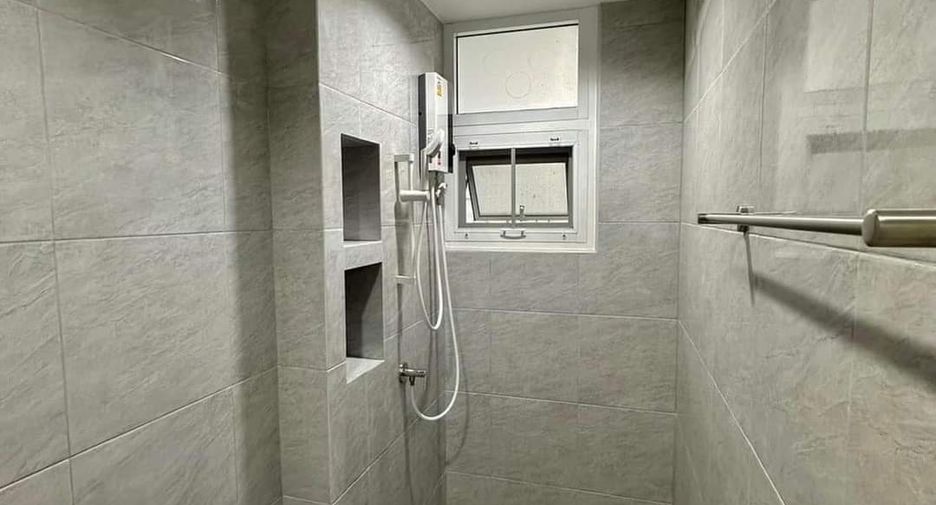 For rent 3 bedrooms townhouse in Watthana, Bangkok
