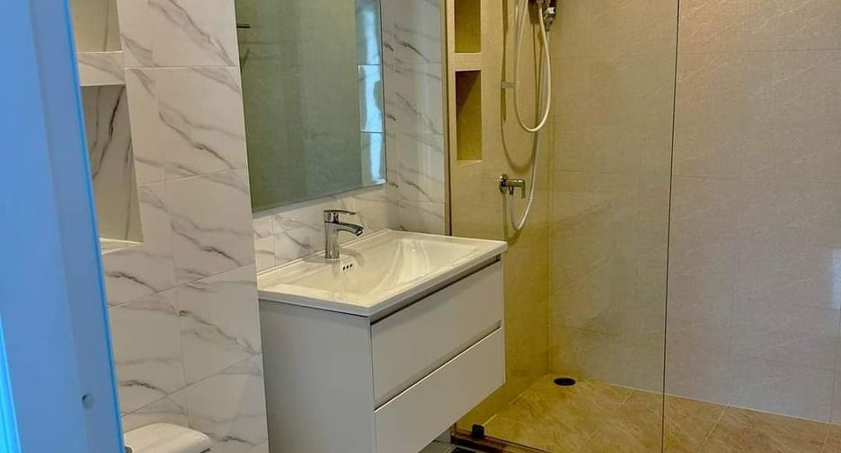 For rent 3 bedrooms townhouse in Watthana, Bangkok