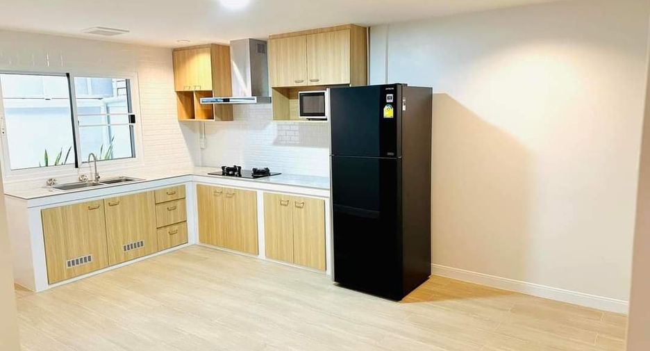 For rent 3 bedrooms townhouse in Watthana, Bangkok