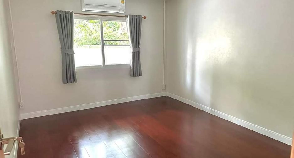 For rent 3 bedrooms townhouse in Watthana, Bangkok