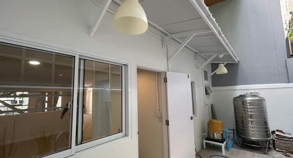 For rent 3 bedrooms townhouse in Watthana, Bangkok
