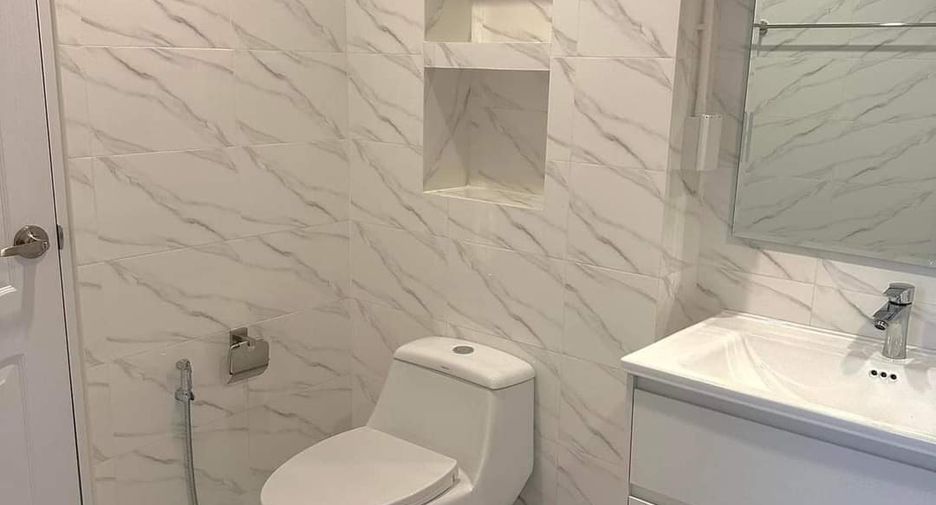 For rent 3 bedrooms townhouse in Watthana, Bangkok