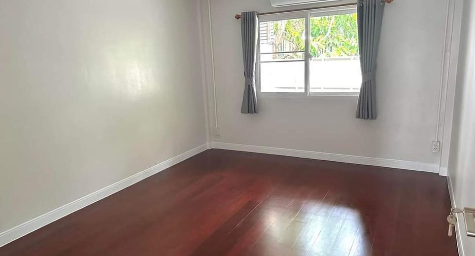 For rent 3 bedrooms townhouse in Watthana, Bangkok