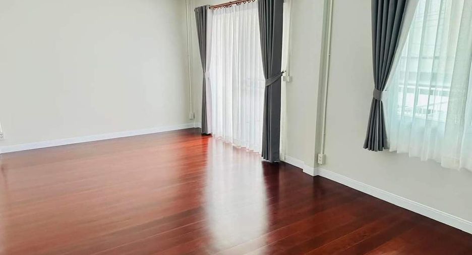For rent 3 bedrooms townhouse in Watthana, Bangkok