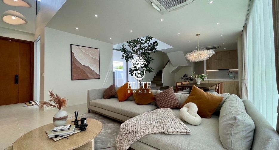 For sale 4 bedrooms house in Wang Thonglang, Bangkok