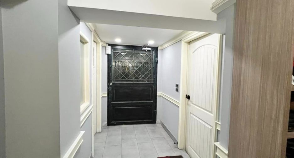 For sale 14 bedrooms apartment in Ratchathewi, Bangkok