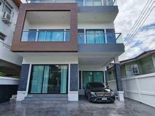 For sale 4 bedrooms house in Watthana, Bangkok