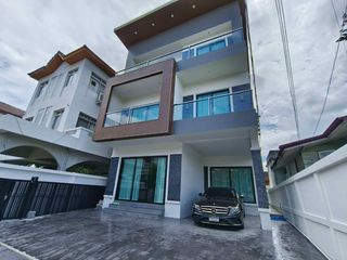 For sale 4 bedrooms house in Watthana, Bangkok