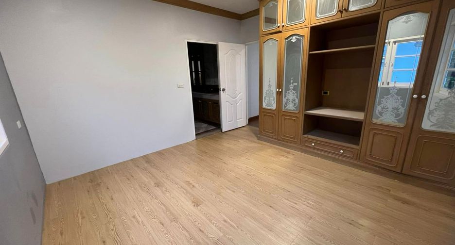 For sale 4 bedrooms house in Bang Na, Bangkok