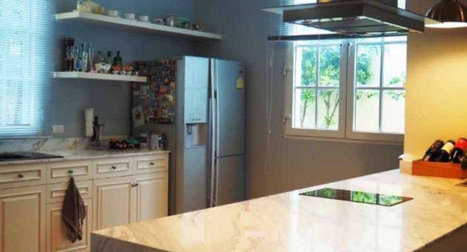 For sale 5 ベッドルーム house in Phra Khanong, Bangkok