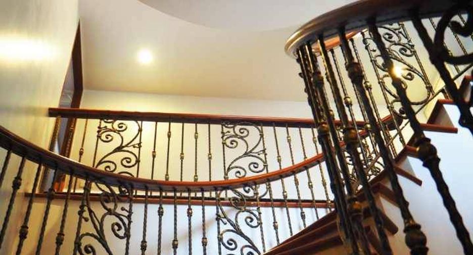 For sale 5 ベッドルーム house in Phra Khanong, Bangkok