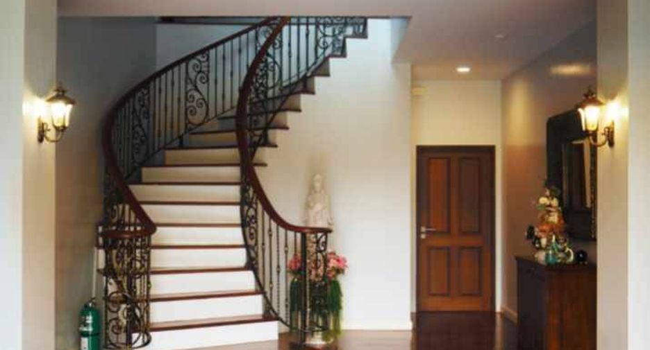 For sale 5 ベッドルーム house in Phra Khanong, Bangkok