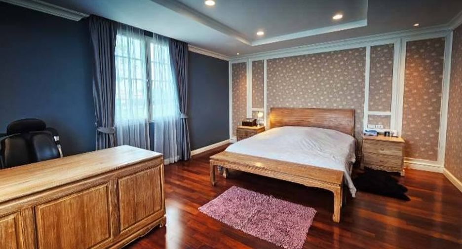 For sale 5 ベッドルーム house in Phra Khanong, Bangkok