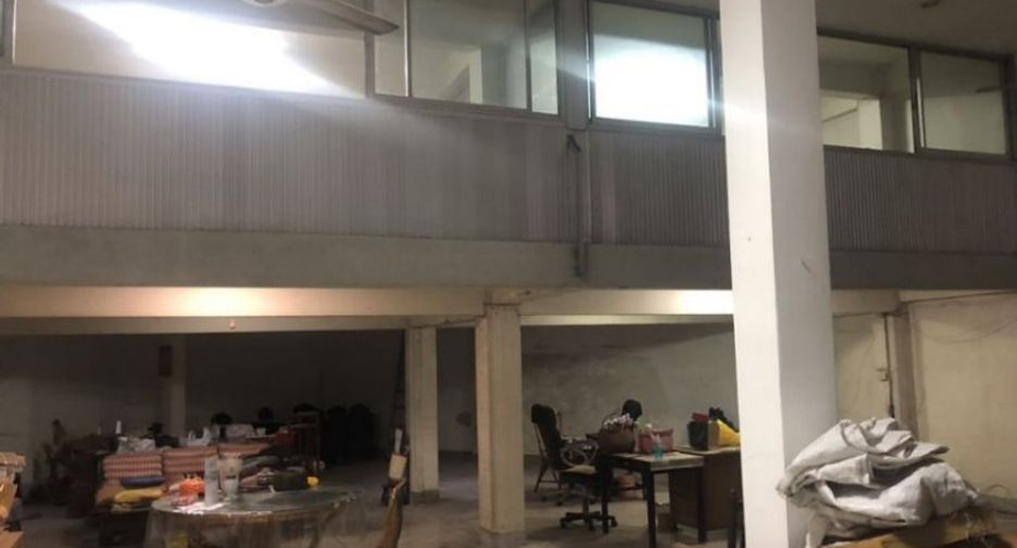 For rent 2 bedrooms retail Space in Khlong Toei, Bangkok