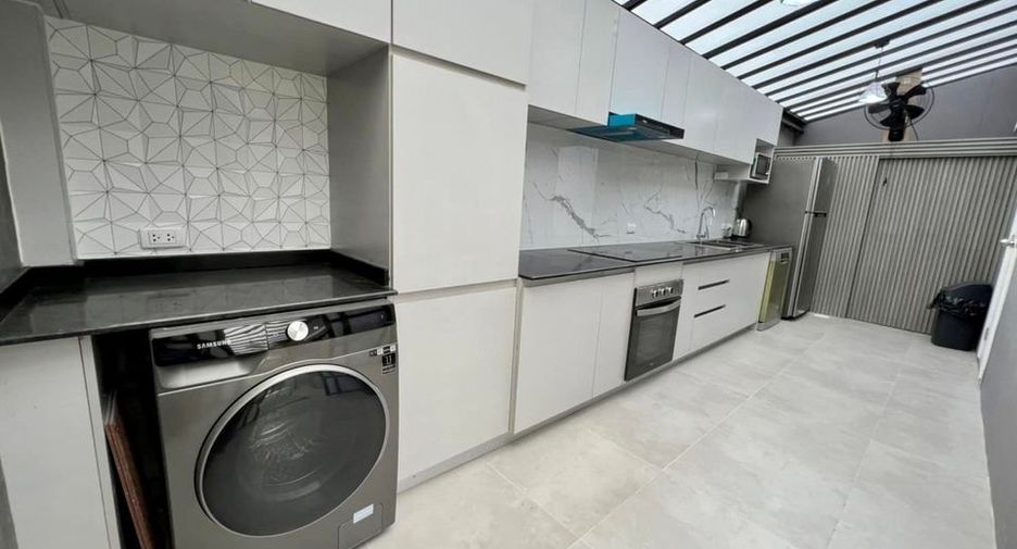 For rent 3 bedrooms townhouse in Wang Thonglang, Bangkok