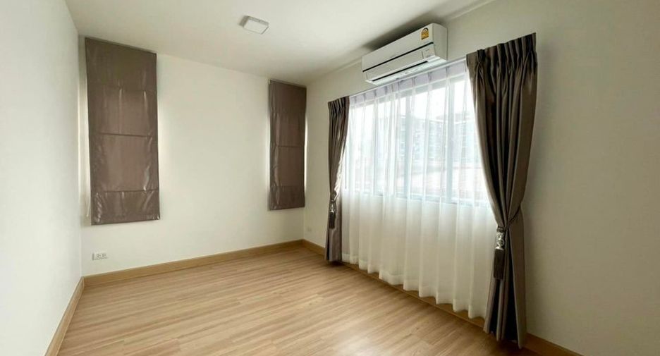 For rent 3 bedrooms townhouse in Wang Thonglang, Bangkok