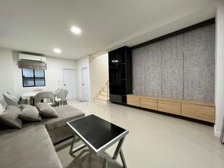 出租 3 卧室 联排别墅 在 Wang Thong Lang, 曼谷
