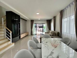 出租 3 卧室 联排别墅 在 Wang Thong Lang, 曼谷
