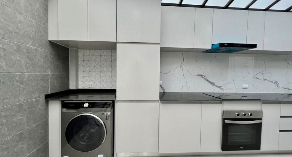 For rent 3 bedrooms townhouse in Wang Thonglang, Bangkok