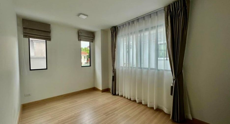 For rent 3 bedrooms townhouse in Wang Thonglang, Bangkok