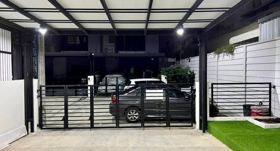 For rent 3 bedrooms townhouse in Wang Thonglang, Bangkok