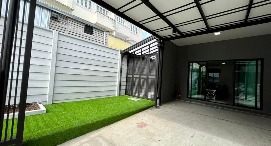 For rent 3 bedrooms townhouse in Wang Thonglang, Bangkok