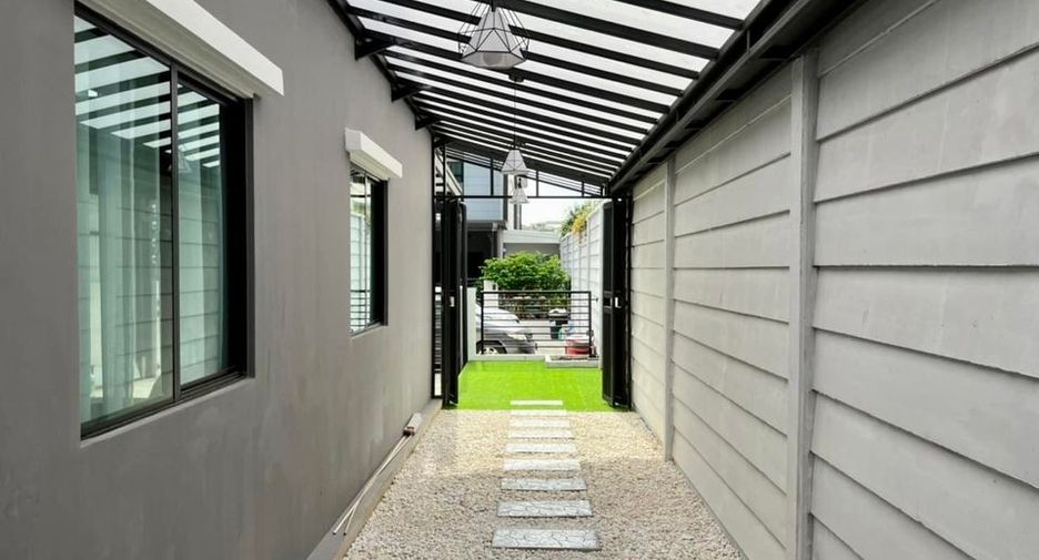 For rent 3 bedrooms townhouse in Wang Thonglang, Bangkok