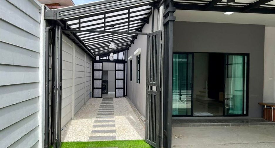 For rent 3 bedrooms townhouse in Wang Thonglang, Bangkok