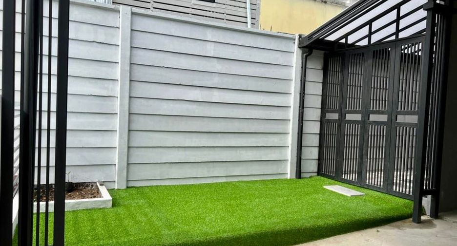 For rent 3 bedrooms townhouse in Wang Thonglang, Bangkok