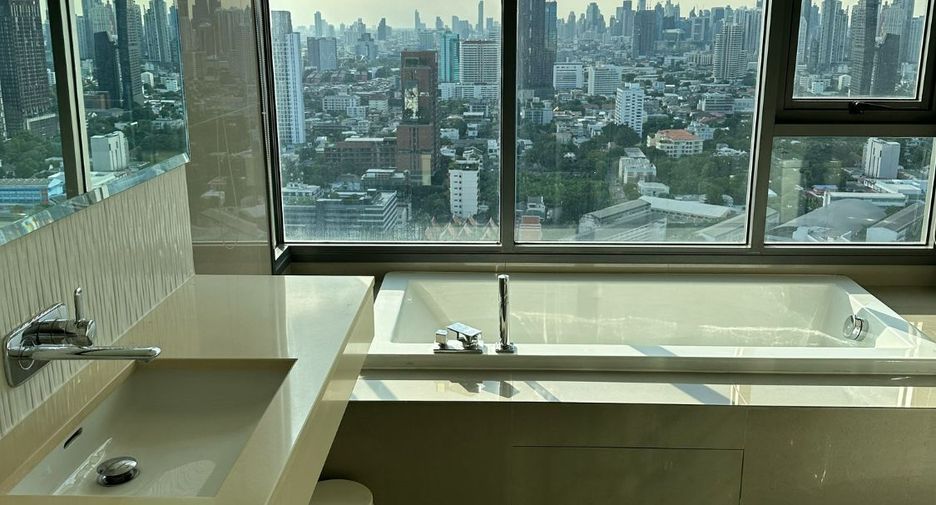 For rent 2 bedrooms condo in Khlong Toei, Bangkok
