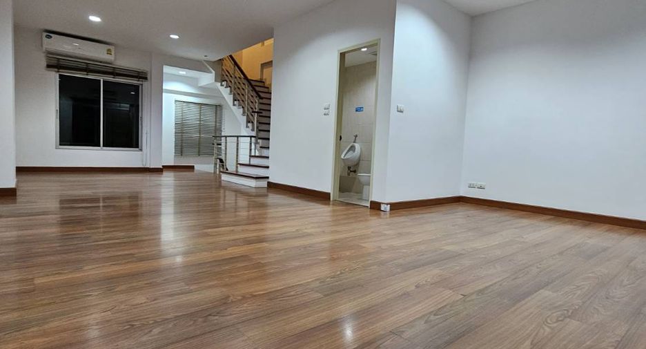 For rent 4 bedrooms house in Wang Thonglang, Bangkok